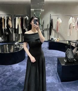 안 입어본 스타일에 도전! 드레스부터 캐주얼까지. 케이트 (KHAITE)의 세련미 함께 보기