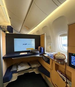 ANA 항공 퍼스트 클래스 탑승 후기｜일본 1등 항공사 라운지부터 기내식까지(feat.일본 특산품 셀린느)