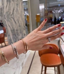 불가리 세르펜티 뱅글 색상 고민! 로즈 골드 목걸이, 풀 파베 화이트 골드 반지와 어울리는 조합은?