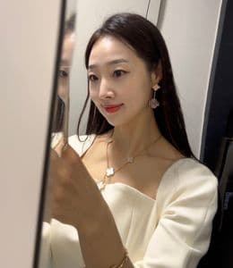 반클리프 알함브라 6 모티브 목걸이 코디, 아이보리 블랙 원피스 스타일링 추천 (샤넬 백, 에르메스 켈리)