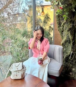 디올 미챠, 미우미우 플랫, 샤넬 백팩! 봄날 데이트룩은 이렇게만 입으세요