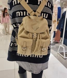 로고플레이를 원한다면? 미우미우와 프라다로 코디한 데일리룩