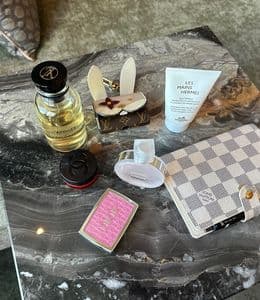 명품 선물 추천! 샤넬 향수, 루이비통 에어팟 홀더, 다이어리까지