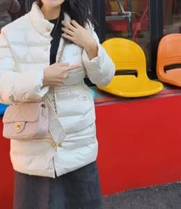 샤넬 뉴미니 골드볼과 찰떡인 톤온톤 경량패딩 코디 추천