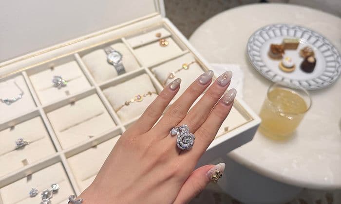 디올 2026년 조나단 앤더슨 행사 후기｜이니셜 각인·하이주얼리 착용