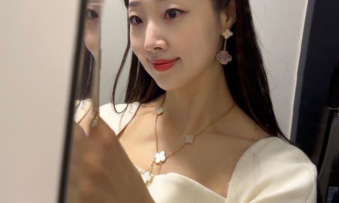 반클리프 알함브라 6 모티브 목걸이 코디, 아이보리 블랙 원피스 스타일링 추천 (샤넬 백, 에르메스 켈리)