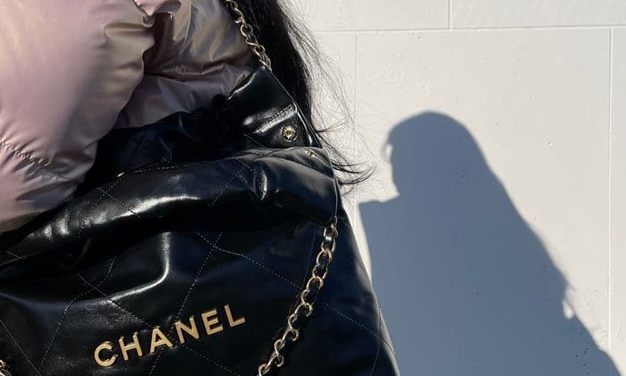 샤넬 22백 스몰, 겨울 패딩에도 어울릴까?