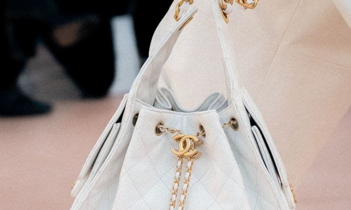 샤넬 22백의 뒤를 이을 신상 버킷백 등장