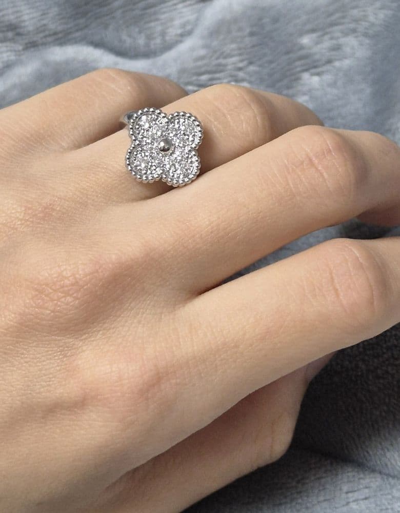 Van Cleef Vinda Ring