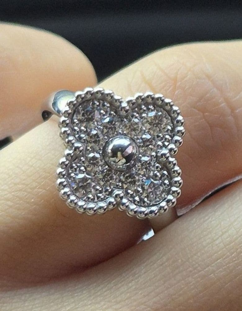 Van Cleef Vinda Ring