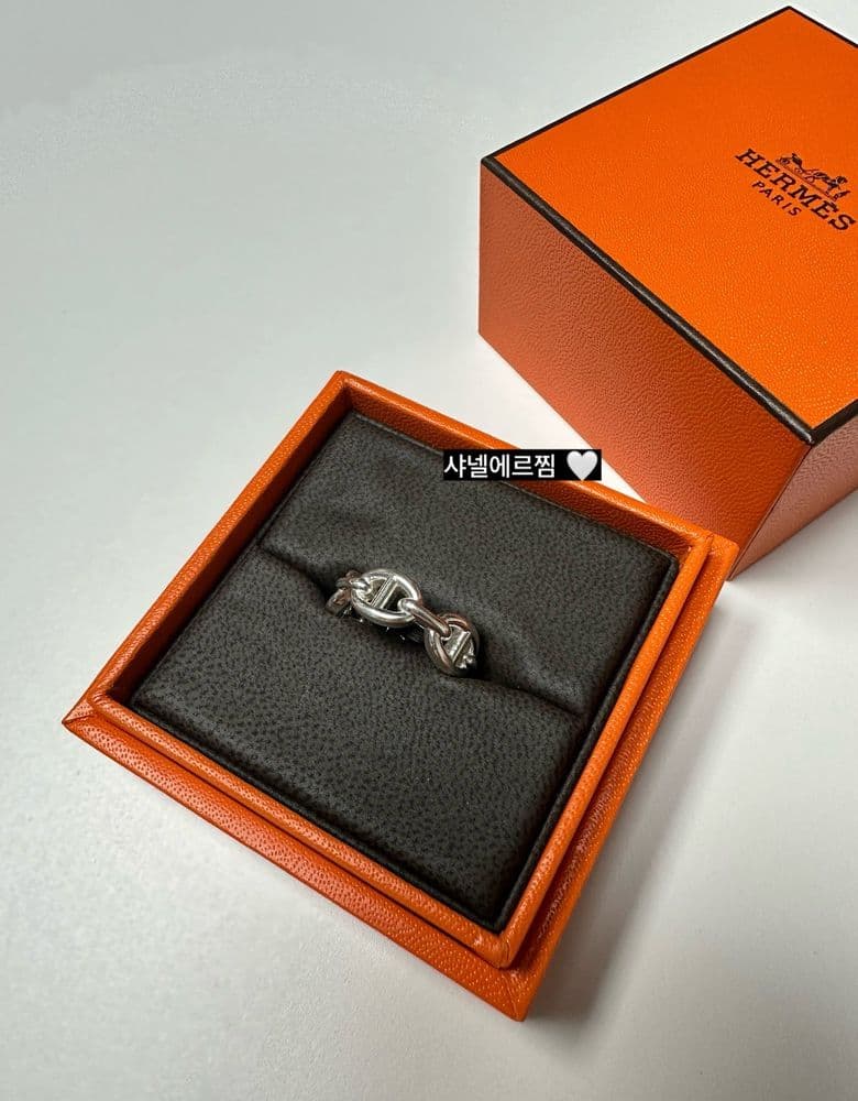 Hermès Chaine d'Ancre ring - perfect for everyday wear.