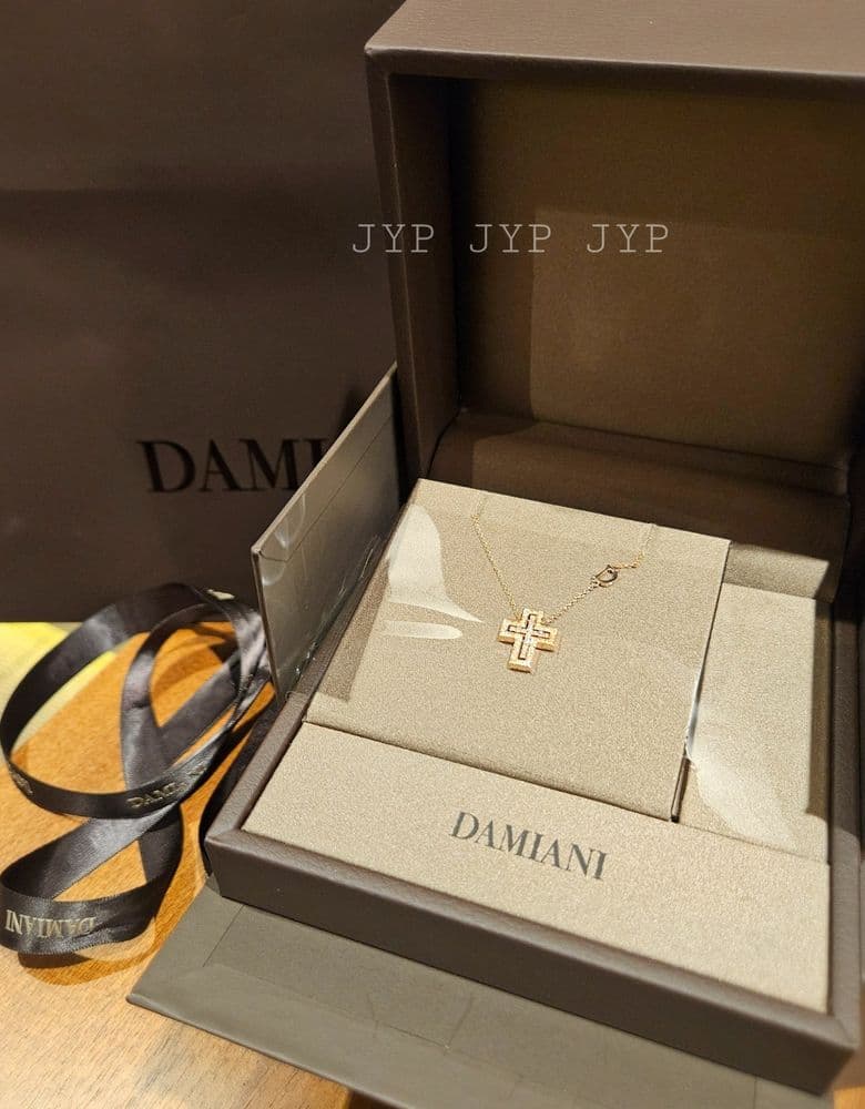 Damiani Belle Epoque XS necklace... Damiani looks best in white gold, after all. 😉