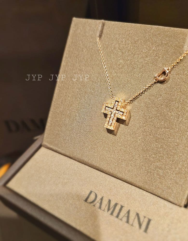 Damiani Belle Epoque XS necklace... Damiani looks best in white gold, after all. 😉