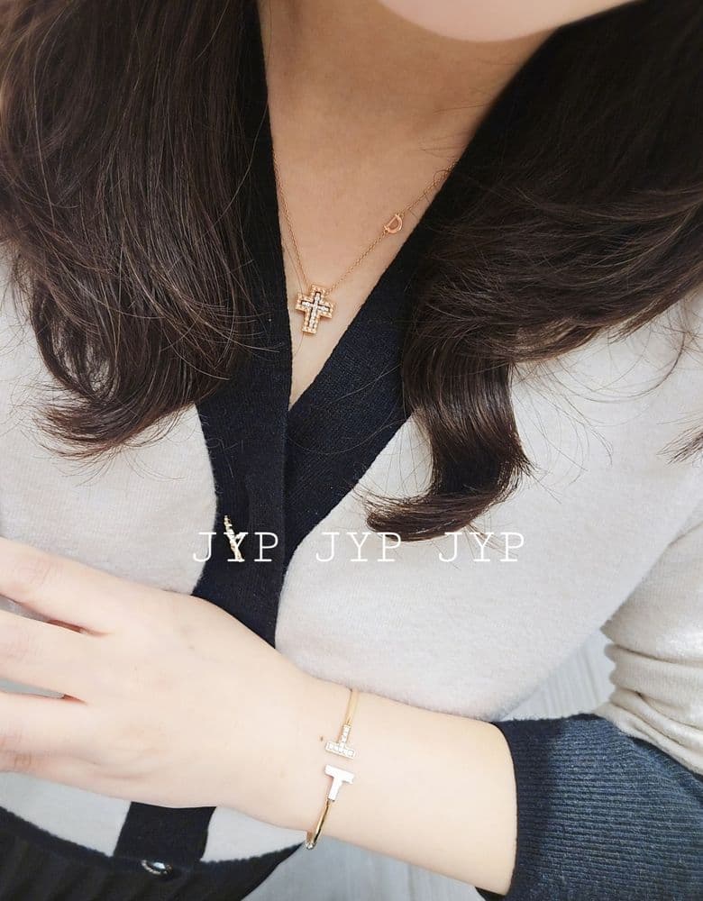 Damiani Belle Epoque XS necklace... Damiani looks best in white gold, after all. 😉