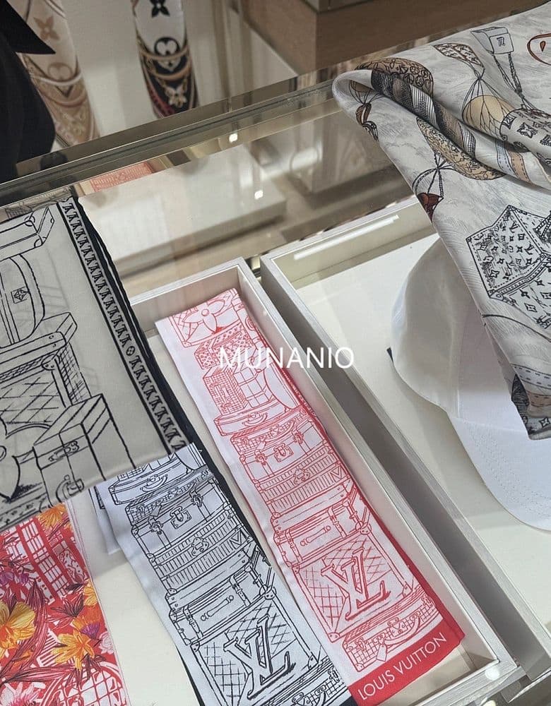 Louis Vuitton's staff were incredibly kind, a perfect score! And the scarf, a definite 5/5.