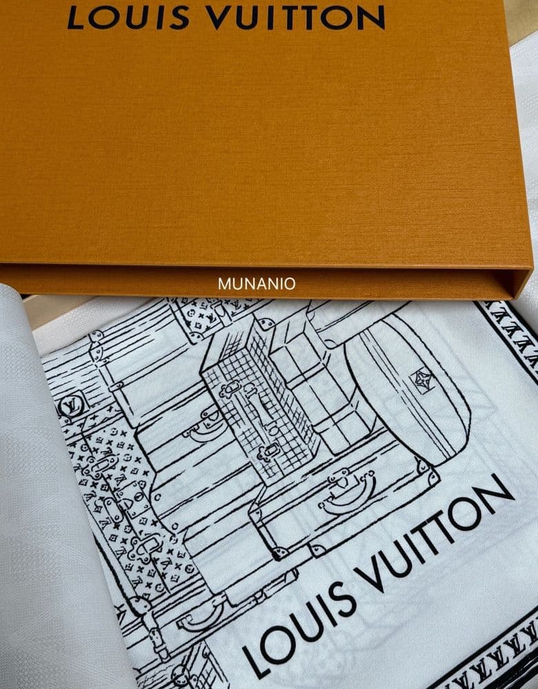 Louis Vuitton's staff were incredibly kind, a perfect score! And the scarf, a definite 5/5.