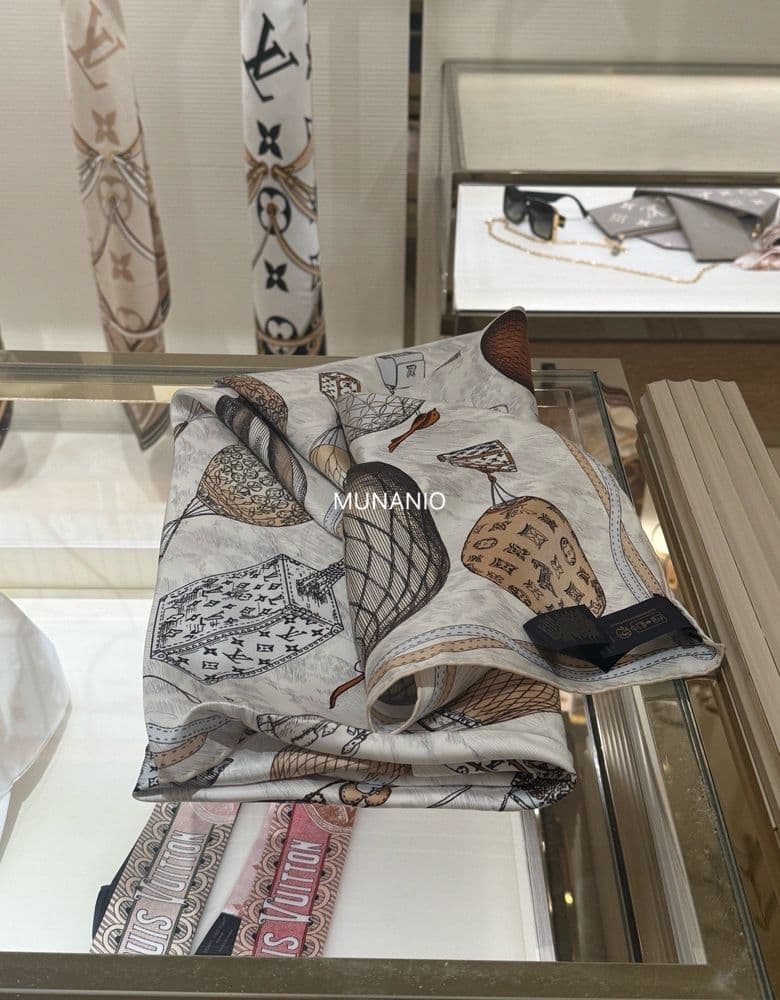 Louis Vuitton's staff were incredibly kind, a perfect score! And the scarf, a definite 5/5.