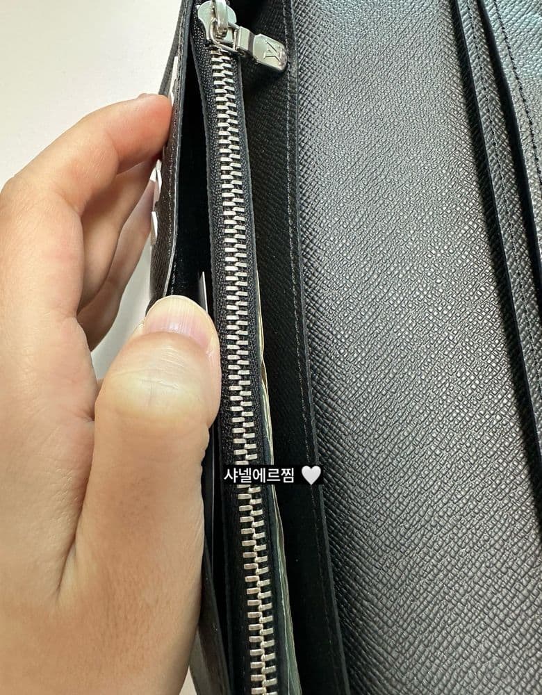 Louis Vuitton men's wallet, perfect for a husband's gift!💖