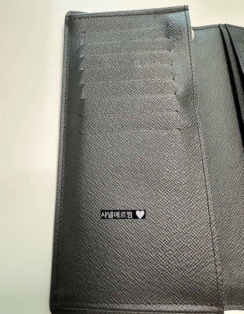 Louis Vuitton men's wallet, perfect for a husband's gift!💖