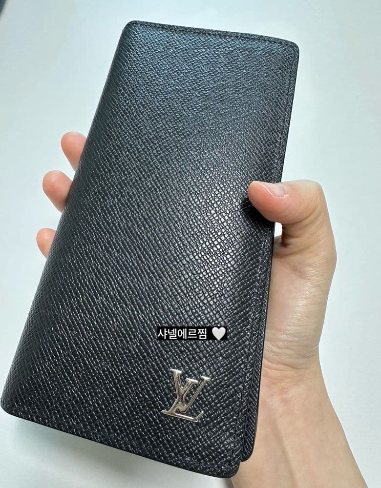 Louis Vuitton men's wallet, perfect for a husband's gift!💖