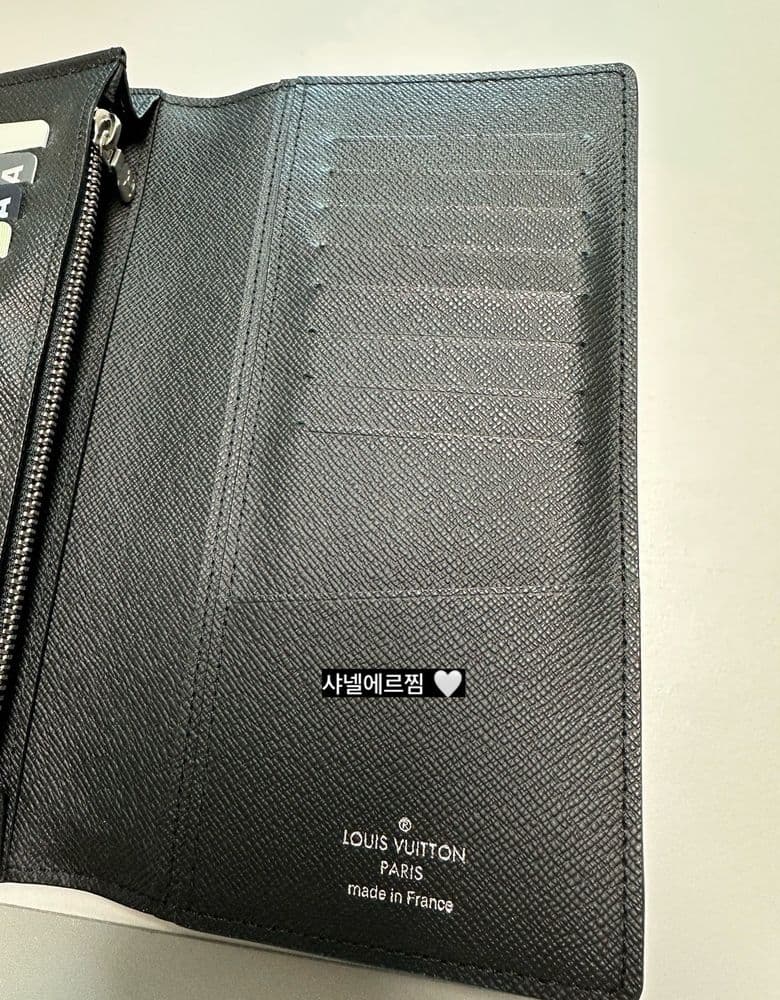 Louis Vuitton men's wallet, perfect for a husband's gift!💖