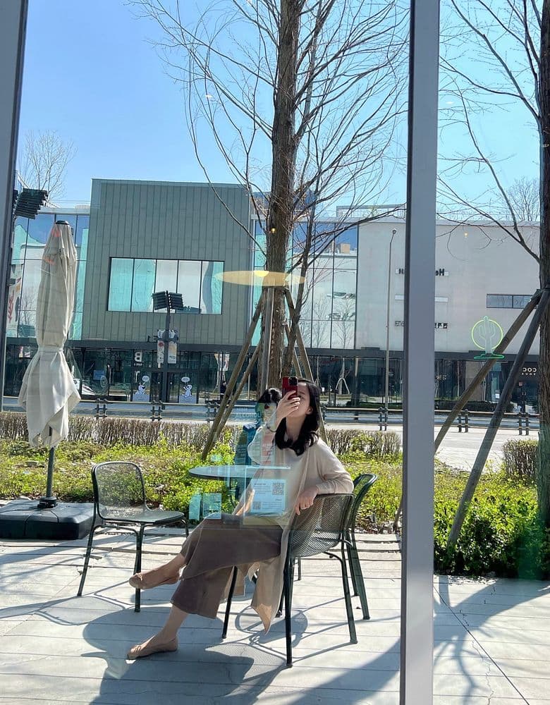 플리츠룩, 베이지룩, 비바이아 플랫 착샷, 친한 언니 빈다 목걸이 겟💫 +세르펜티와 비교 등 일상…🦥