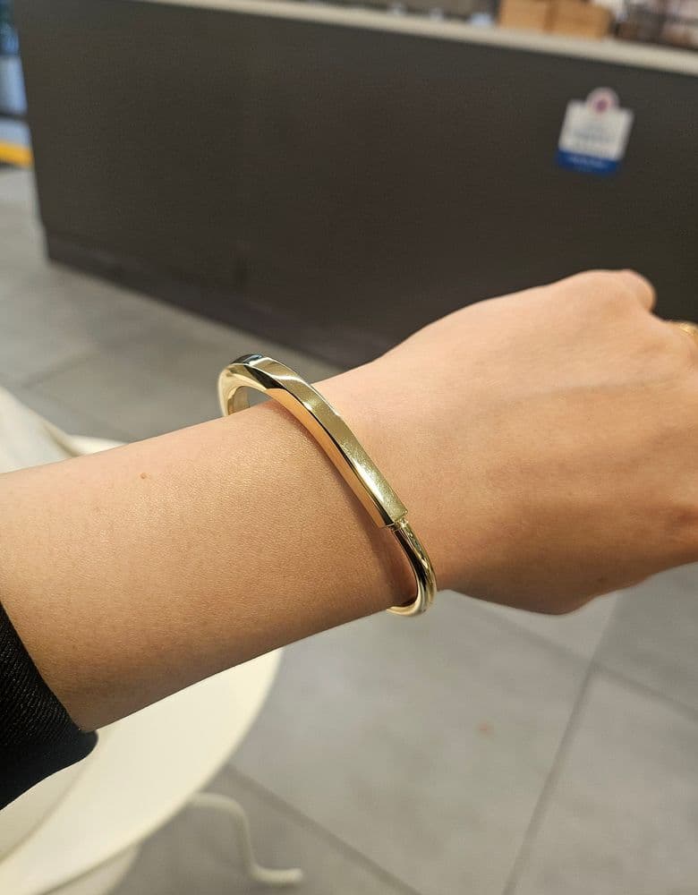 I just got a Tiffany Lock bangle! So happy! 