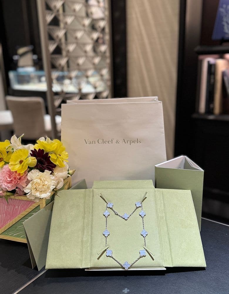 Van Cleef & Arpels Alhambra Calcedony 10 Motif