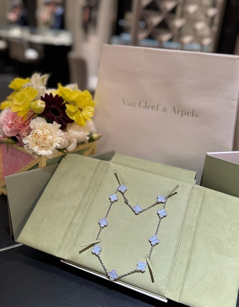 Van Cleef & Arpels Alhambra Calcedony 10 Motif