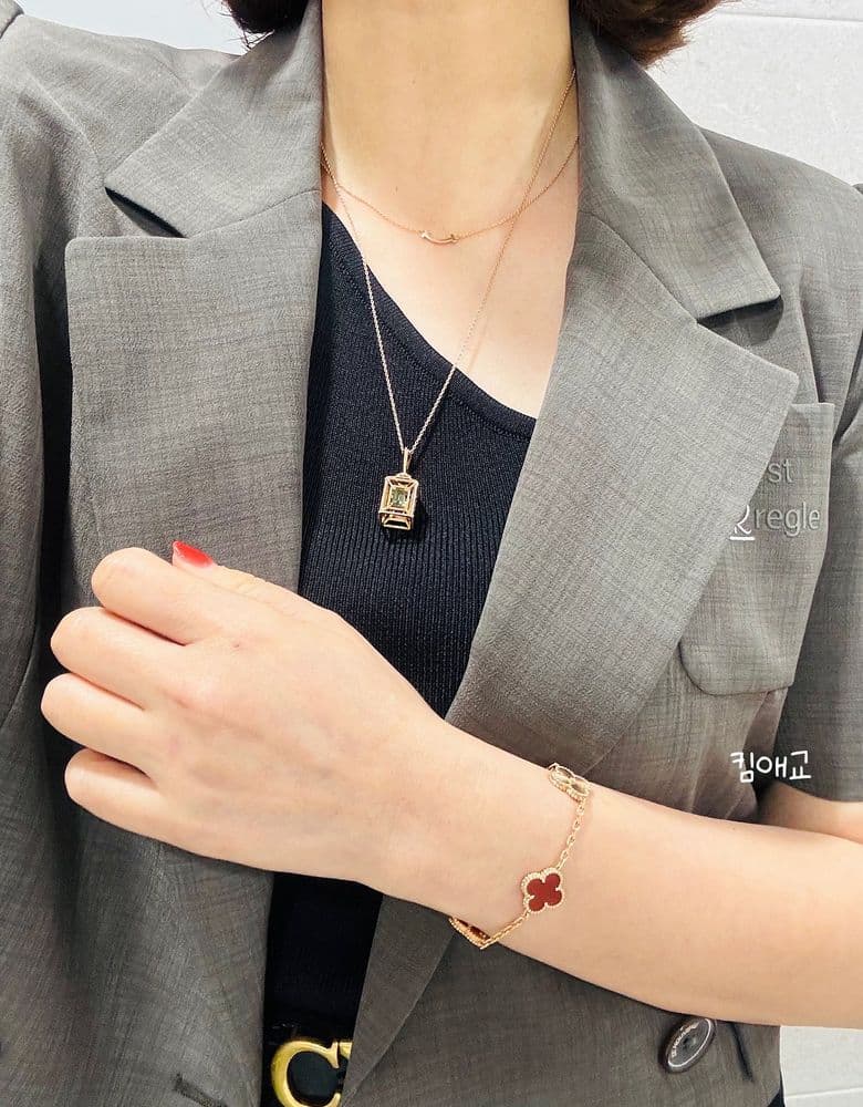 Van Cleef 5 Motif, Guilloché + Cornelian combination