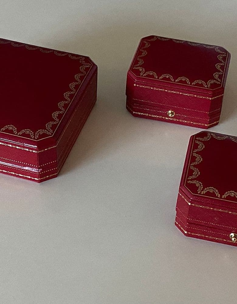 Damour necklace and earrings: S vs. XS size comparison