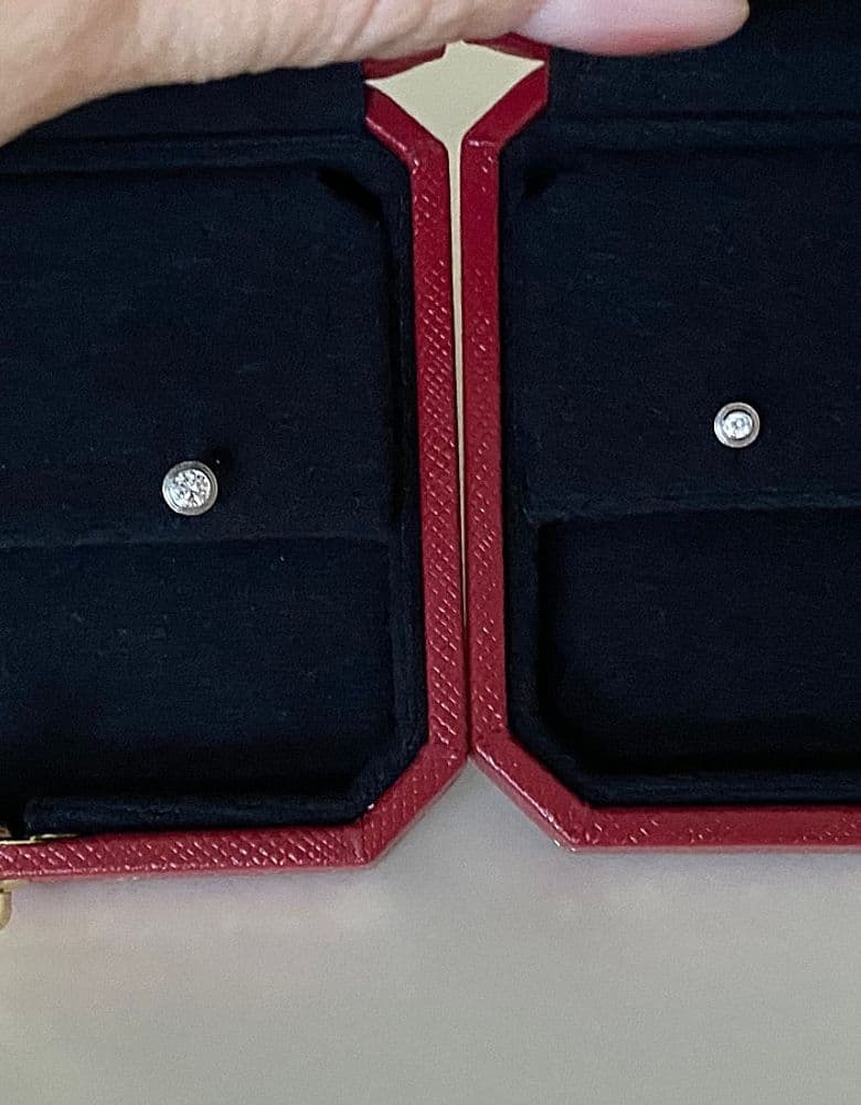 Damour necklace and earrings: S vs. XS size comparison