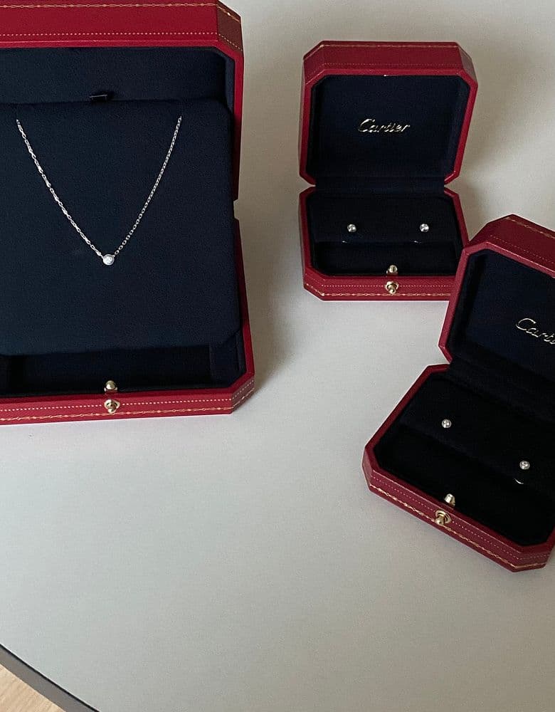 Damour necklace and earrings: S vs. XS size comparison