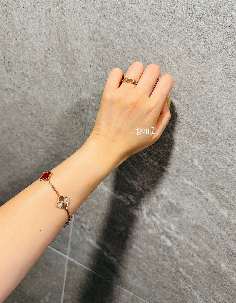 Tiffany Graffiti Paloma Love Ring in Rose Gold (Small) and Yellow Gold (Mini).