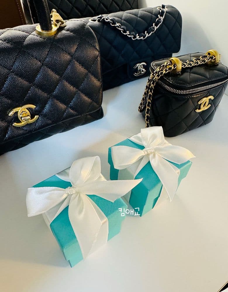 Tiffany Graffiti Paloma Love Ring in Rose Gold (Small) and Yellow Gold (Mini).