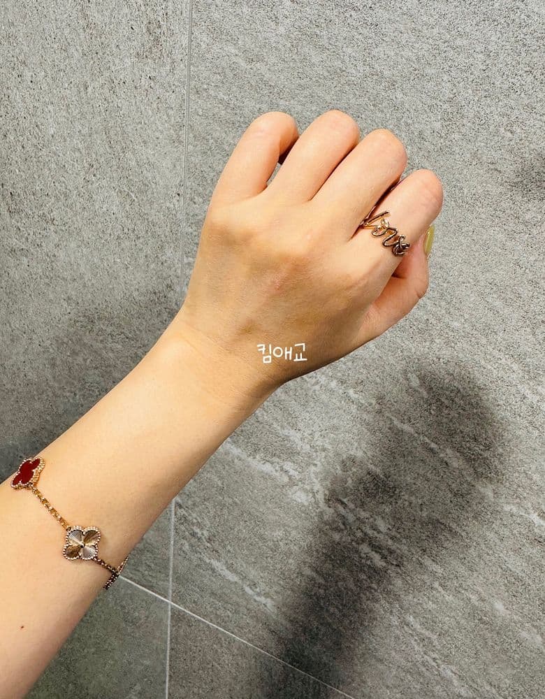 Tiffany Graffiti Paloma Love Ring in Rose Gold (Small) and Yellow Gold (Mini).