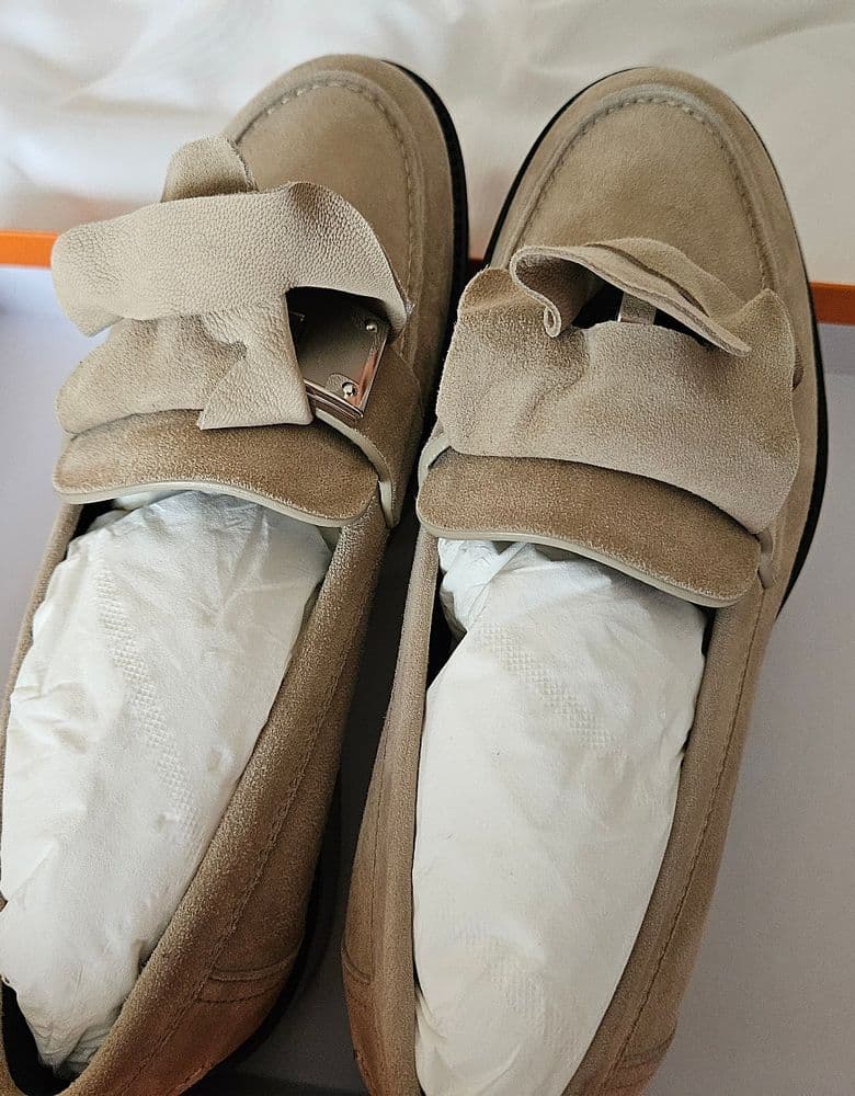 Bulgari Seduttori watch, Serpenti ring, Hermès loafers, Finesse, Bolide 25 Etoupe. Prada briefcase.