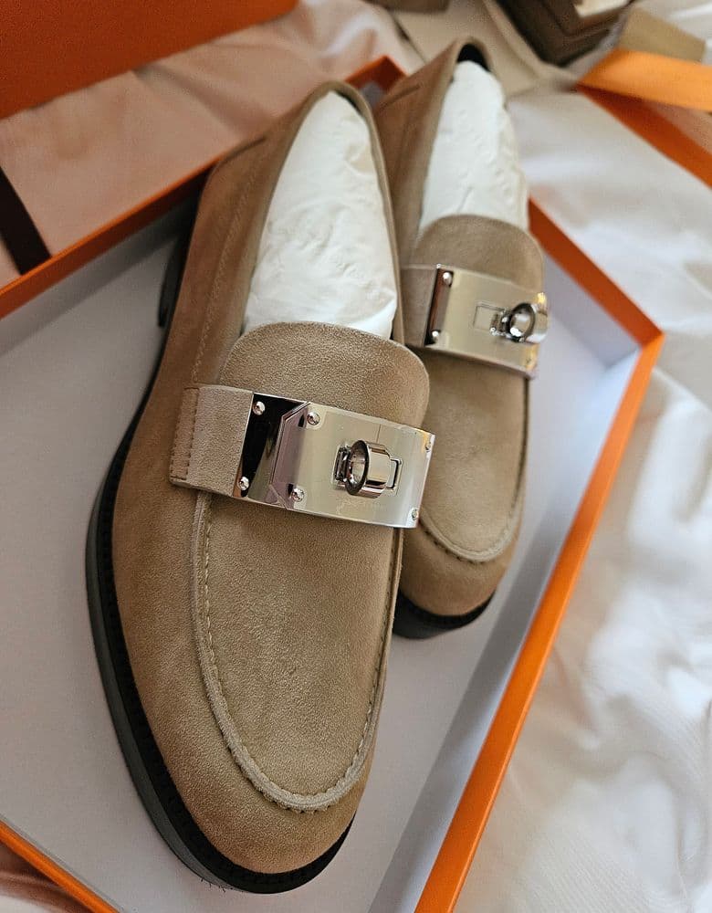 Bulgari Seduttori watch, Serpenti ring, Hermès loafers, Finesse, Bolide 25 Etoupe. Prada briefcase.