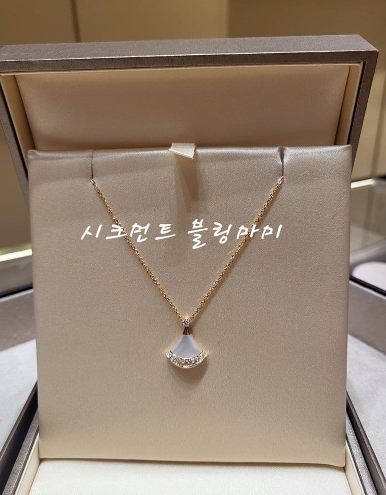 Bulgari Divas' Dream single-row pavé necklace