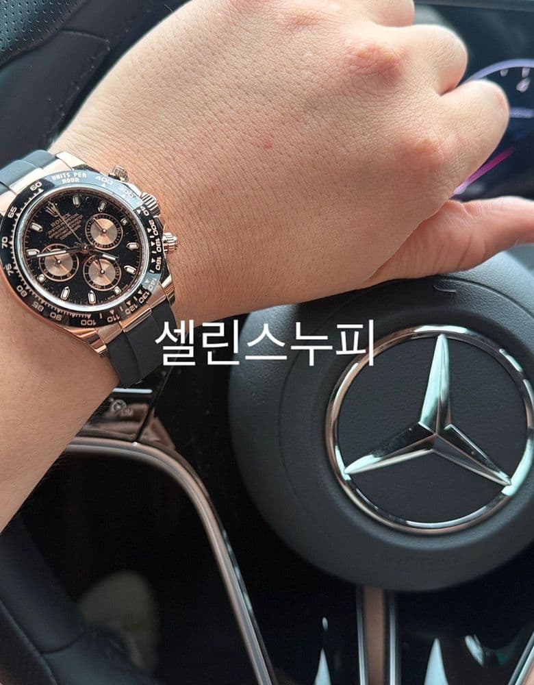 Rolex Daytona Oysterflex Rose Gold Black, with a River Band.