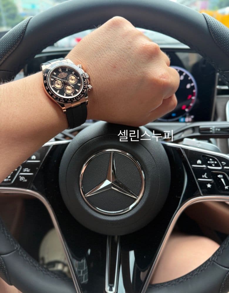 Rolex Daytona Oysterflex Rose Gold Black, with a River Band.