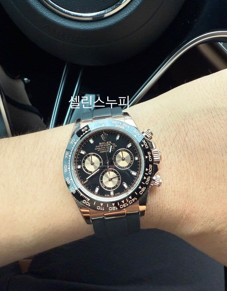 Rolex Daytona Oysterflex Rose Gold Black, with a River Band.