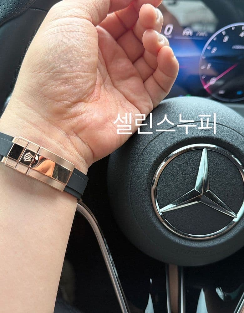 Rolex Daytona Oysterflex Rose Gold Black, with a River Band.