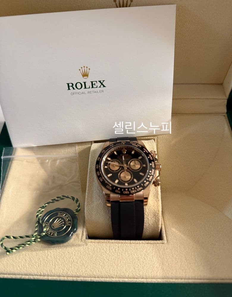 Rolex Daytona Oysterflex Rose Gold Black, with a River Band.