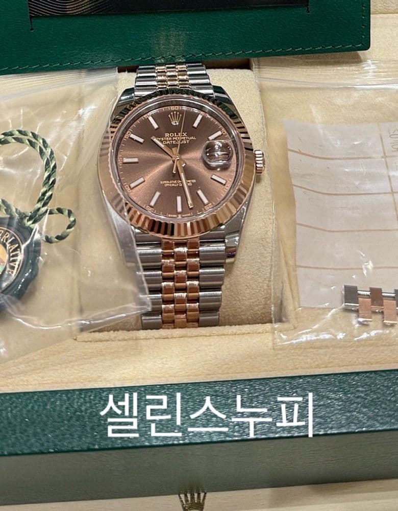 Rolex Daytona Oysterflex Rose Gold Black, with a River Band.