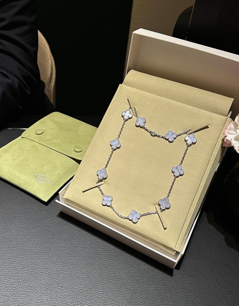 Van Cleef & Arpels chalcedony necklace