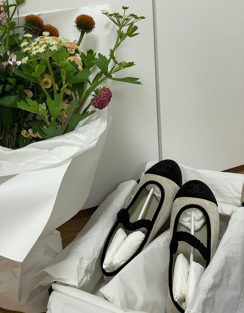 Chanel 25A Velvet Mary Janes in classic black and beige.