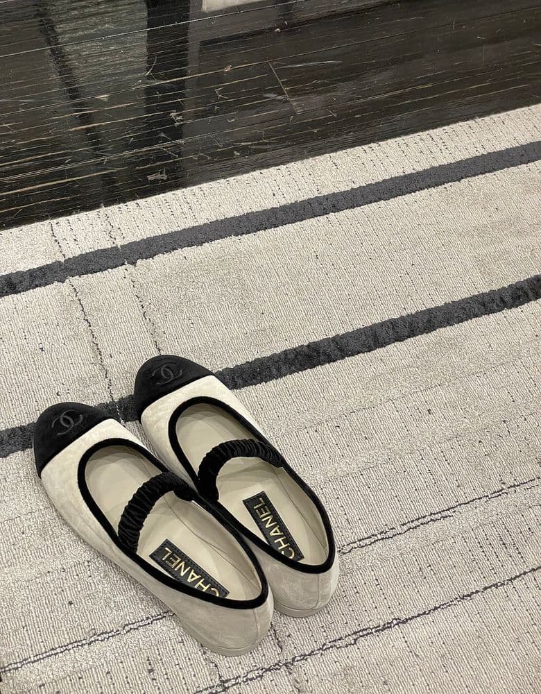 Chanel 25A Velvet Mary Janes in classic black and beige.