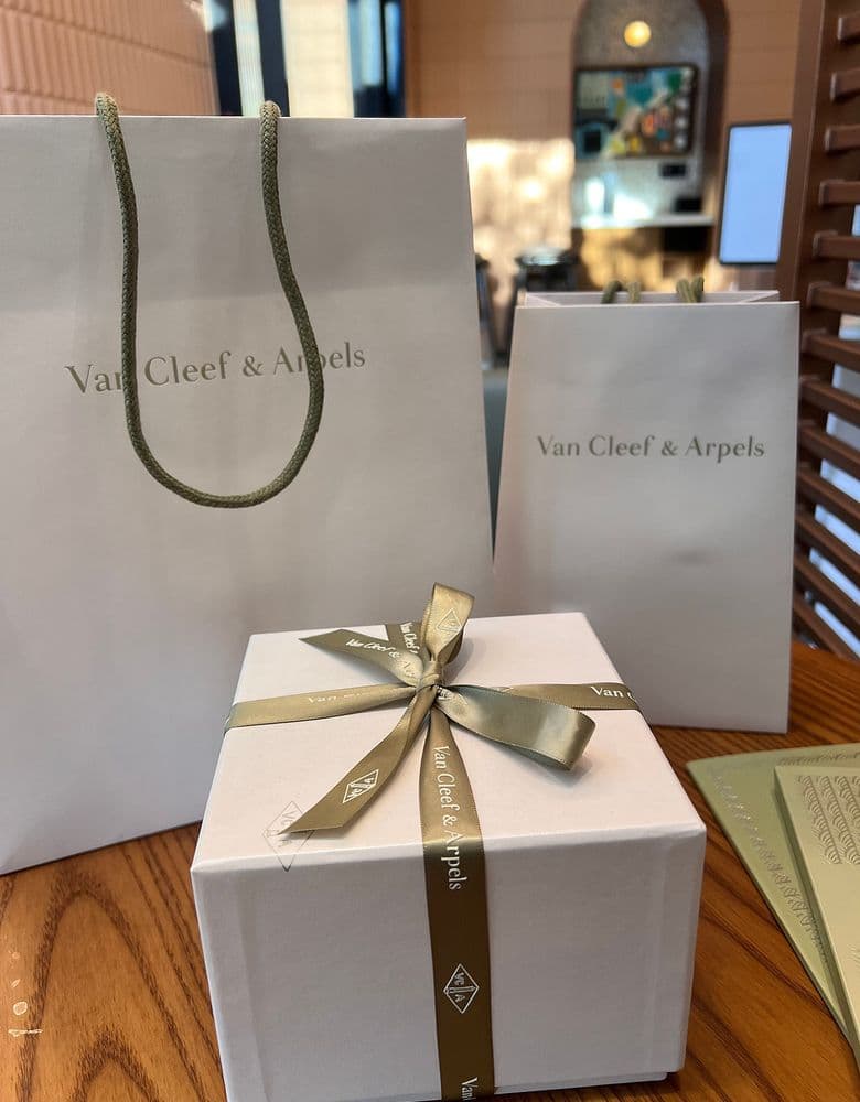 Van Cleef Perlée Signature