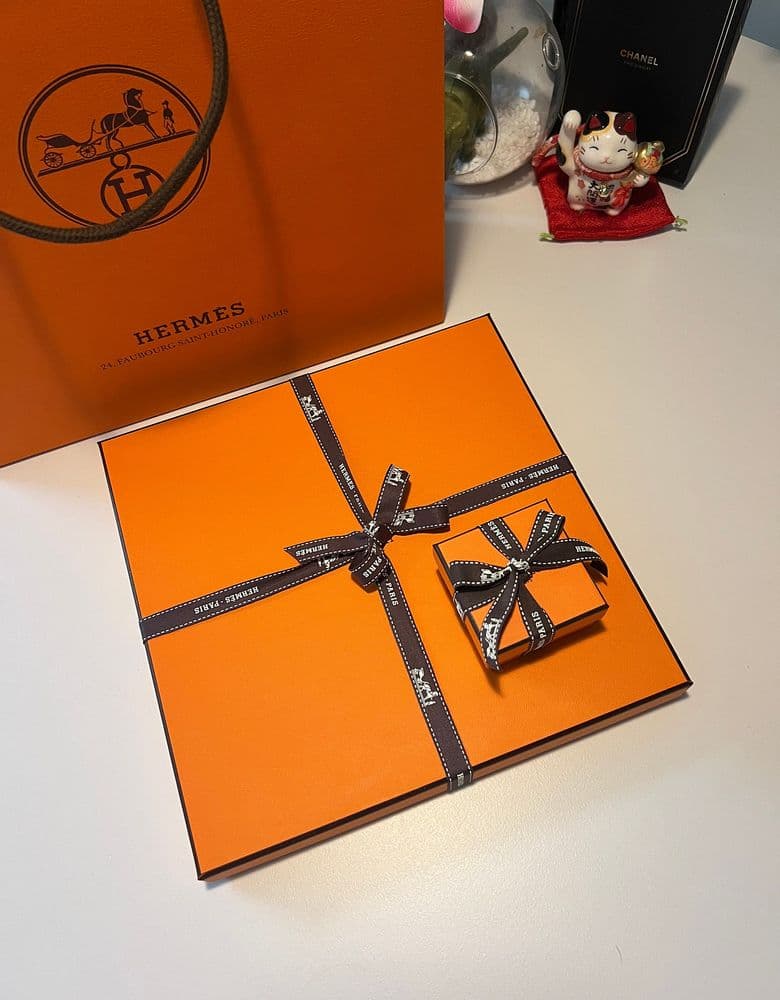 Hermès Carres featuring 12 horses.